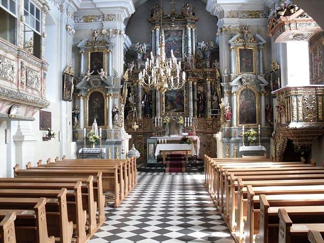 Bogate wnętrze kościoła w Tworkowie