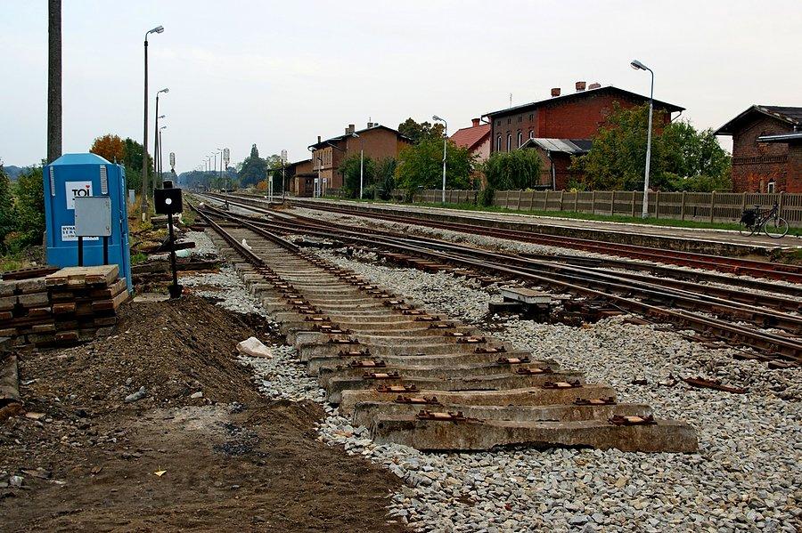Remont toru stacyjnego nr.1 czeka na podbicie, żoberko ochronne toru nr.3 na ukończeniu