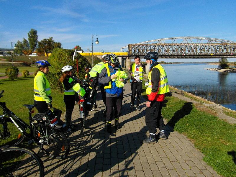 Niewidomi na tandemach- wycieczka Gdynia-Toruń 2015- w miejscowości Tczew