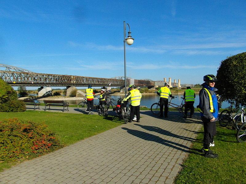 Niewidomi na tandemach- wycieczka Gdynia-Toruń 2015- w miejscowości Tczew