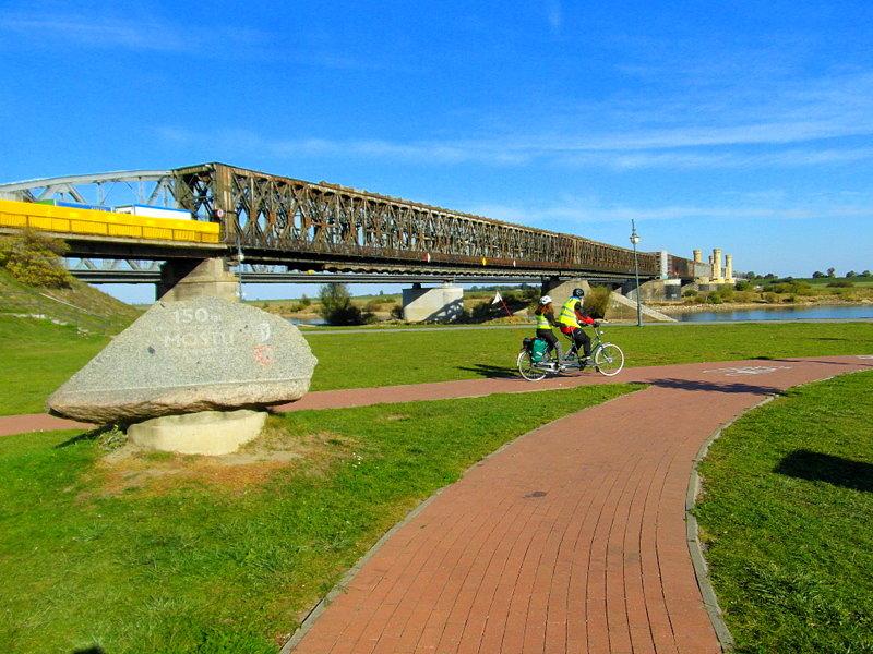 Niewidomi na tandemach- wycieczka Gdynia-Toruń 2015- w miejscowości Tczew