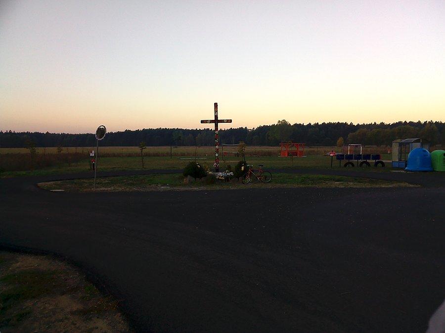 Z serii "krzyż na rondzie" :) (przysiółek Dzików, gm. Gaworzyce, w tle koniec świata ;) )