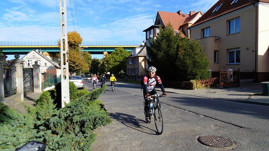 Pod Dęby Krzywosustego zaczęli zjeżdżać się kolejni rowerzyści