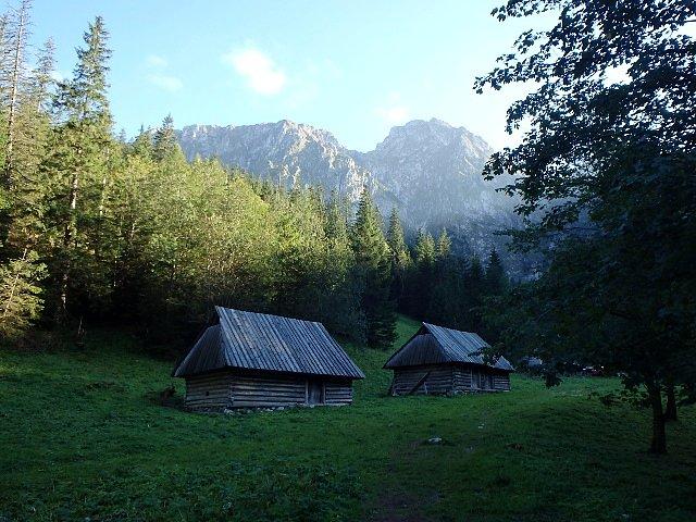 Na pierwszym planie bacówki, a w tle Giewont