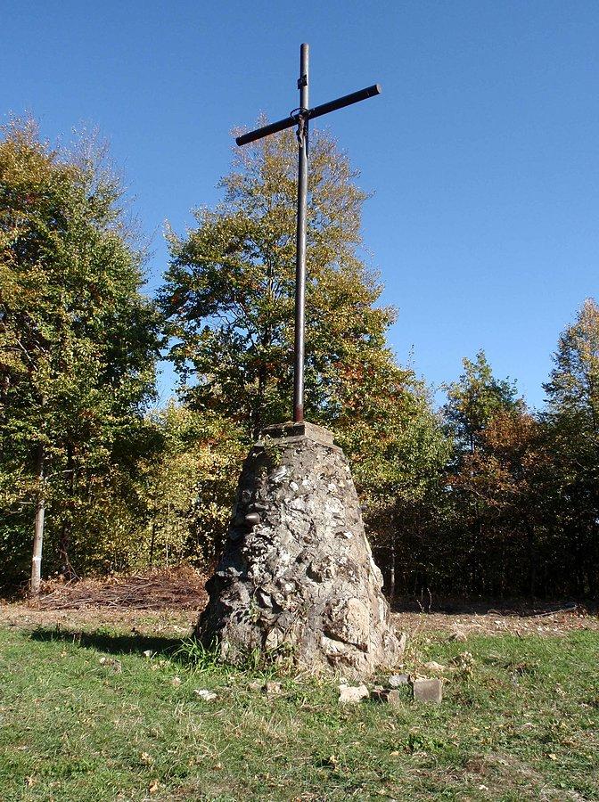 Krzyż z pociskiem wmurowanym w podstawę