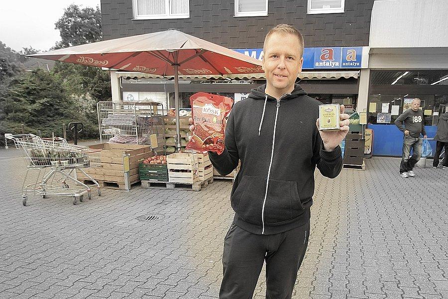Przed tureckim sklepem z zakupami w ręku