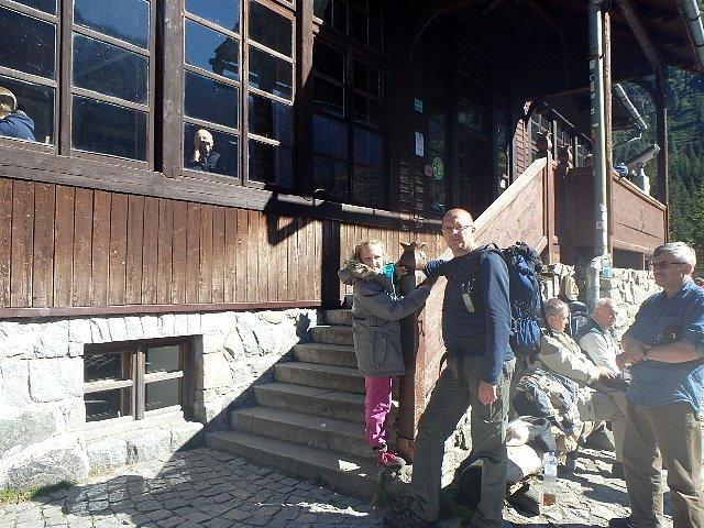 Przed schroniskiem PTTK nad Morskim Okiem