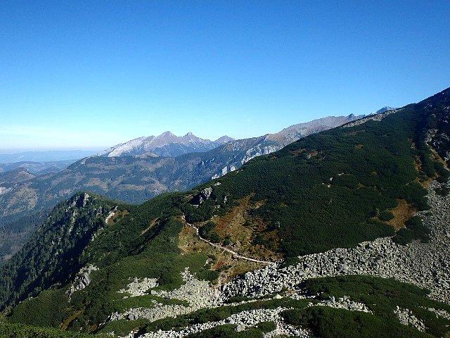 Po lewej stronie Dolina Roztoki, a w oddali Tatry Bielskie - widok ze Świstowej Czuby