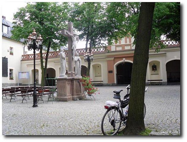Kellys na dziedzińcu klasztornym