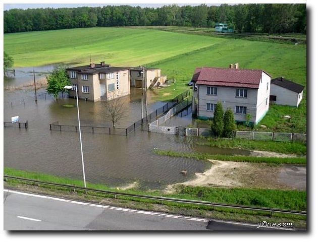 Część budynków z prawej "wyszła" z wody