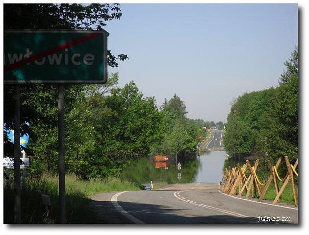 Widoczne z obu stron, czyli od strony Jastrzębia i Pawłowic rozlewisko dalej blokuje drogę 933 i uniemożliwia swobodny dojazd do 100 tyś. miasta!