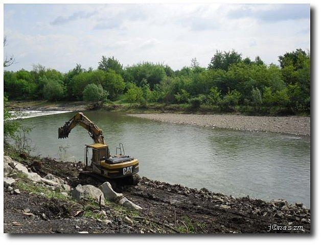 Wisła płynąc w tym miejscu po lekkim łuku podmyła skarpę i zagroziła drodze