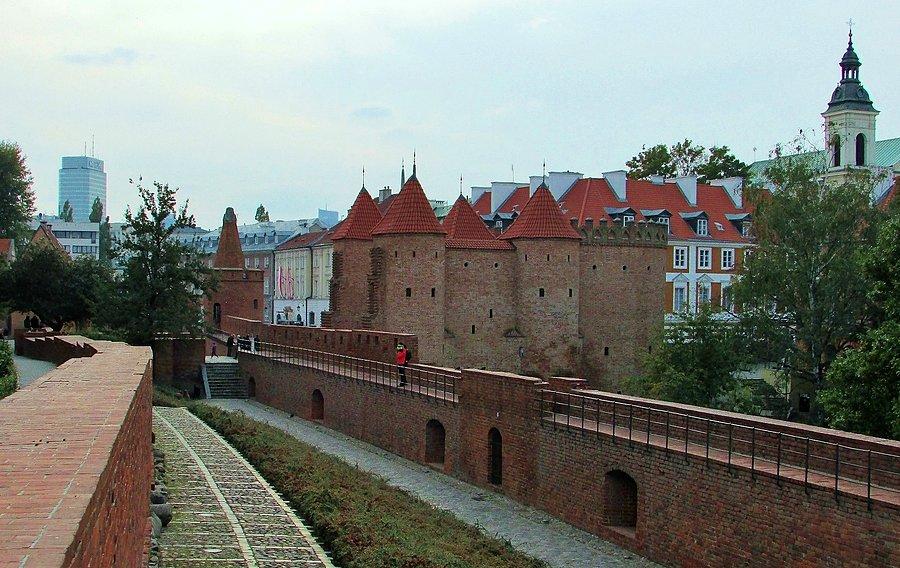 Stare Miasto - mury obronne i Barbakan