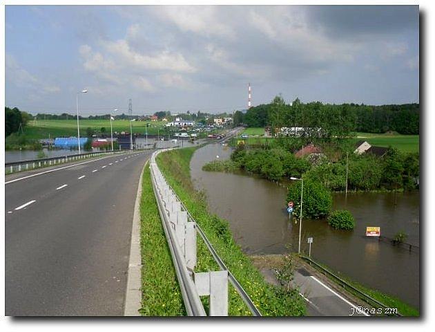 Widok z wiaduktu na rozlewisko i drogę do Jastrzębia Zdroju