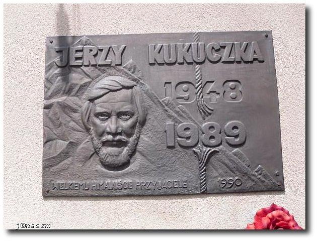 Tablica upamiętniająca Jerzego Kukuczkę w Istebnej