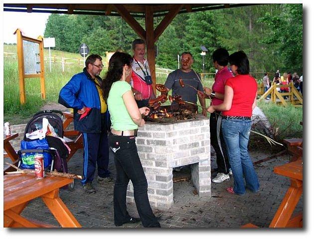 Czesi i Słowacy pobudowali wiaty pod którymi można odpocząć i coś przegryźć, jest nawet grill, po polskiej stronie oprócz obelisku tylko schody prowadzące do wspólnej z Czechami części