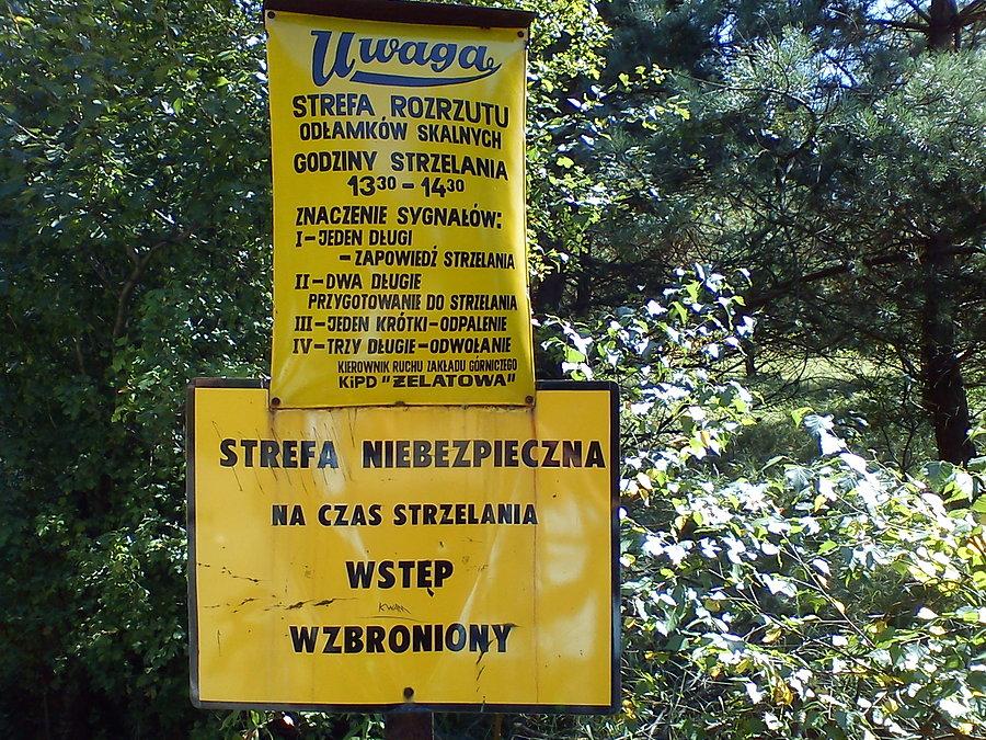 Tablica ostrzegająca przy kamieniołomie