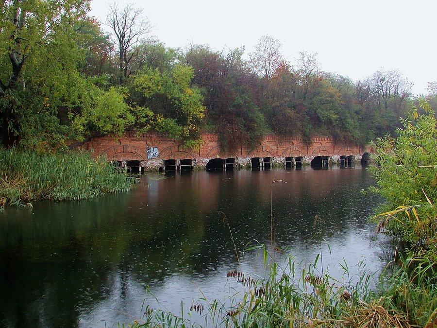 Fort Zbarż w deszczu