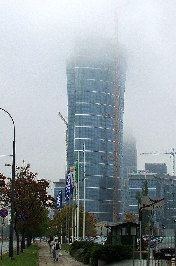 Warsaw Spire we mgle