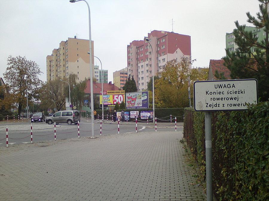 Dość zabawne ale zapomnieli dopisać "... albo wjedź na ulicę"