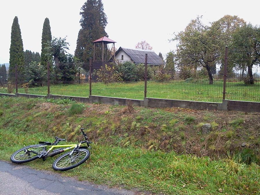 Bażanowice, TK pod płotem
