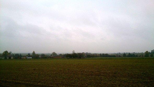 Padający deszcz nad polami