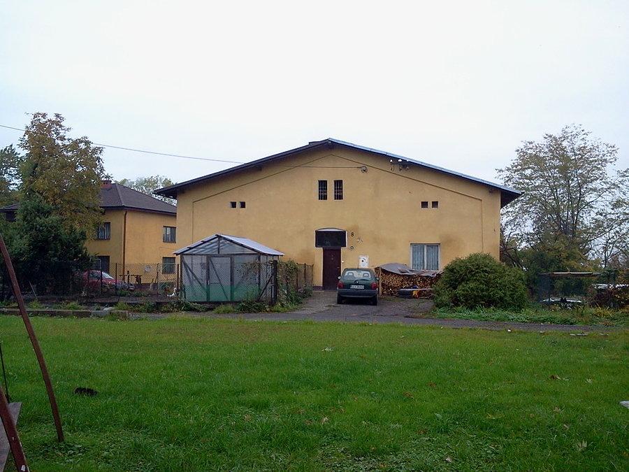 Przebudowany budynek dawnego dworu ()