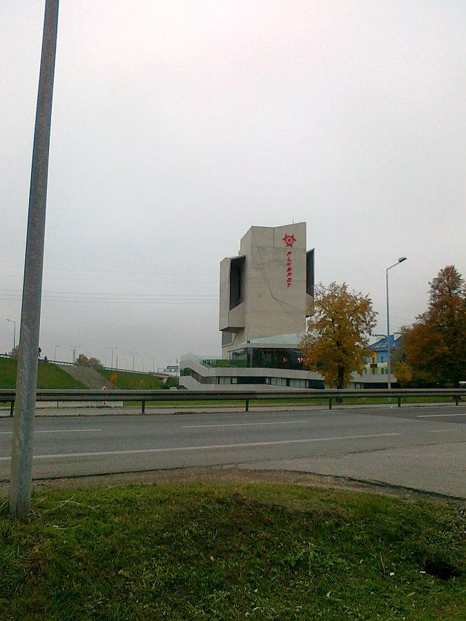 W tym budynku trenowali ostatnio nasi skoczkowie