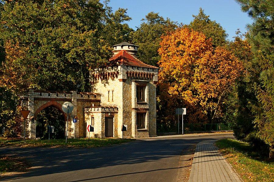 Wejście do parku w Dobrej