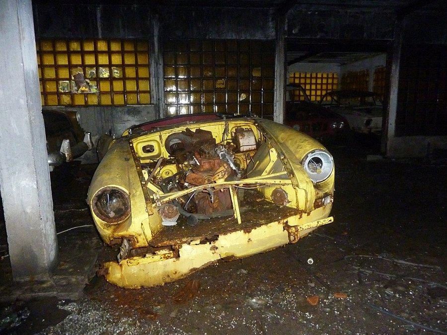Cmentarz samochodów w Grodzisku Maz. W tle Lancia 2000