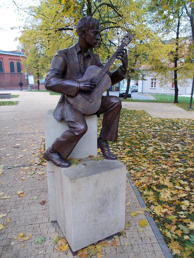 Pana z gitarą nikt nie podrywał ;-)