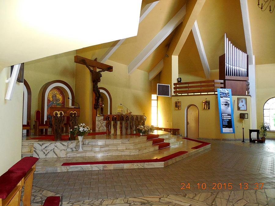 Wnętrze kościoła pod wezwaniem Najświętszej Maryi Panny Wspomożycielki Wiernych w Zarzeczu