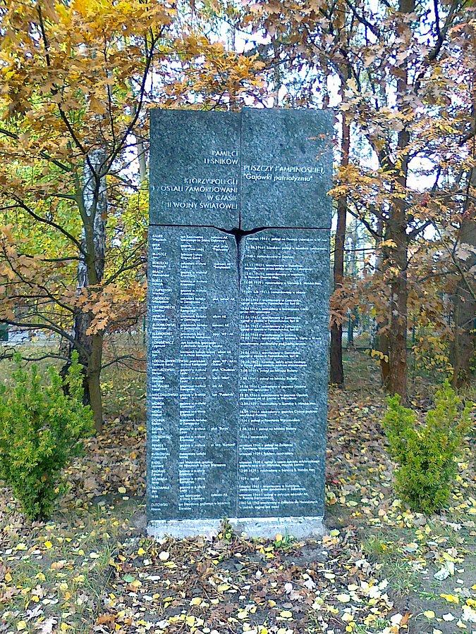 Tablica poświęcona leśnikom poległym i zamordowanym w czasie II wojny światowej
