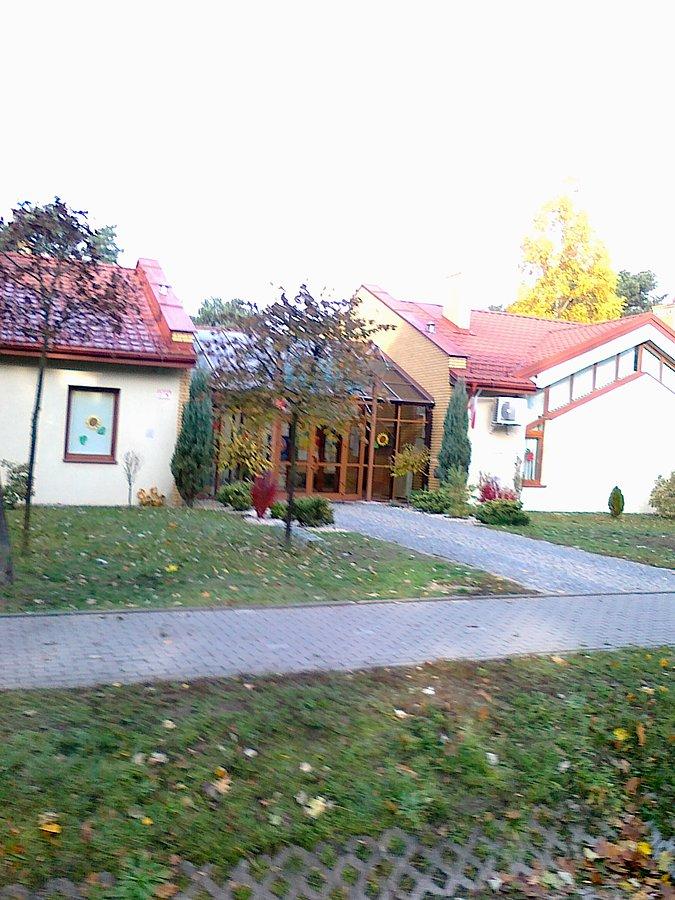 Budynek przedszkola w Izabelinie. Wygląda na duży i przestronny, taki ma front