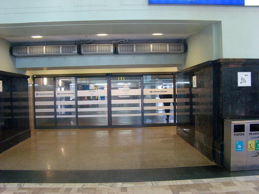 Rajd Gdynia- Toruń Fundacji NNT . Na dworcu w Gdyni