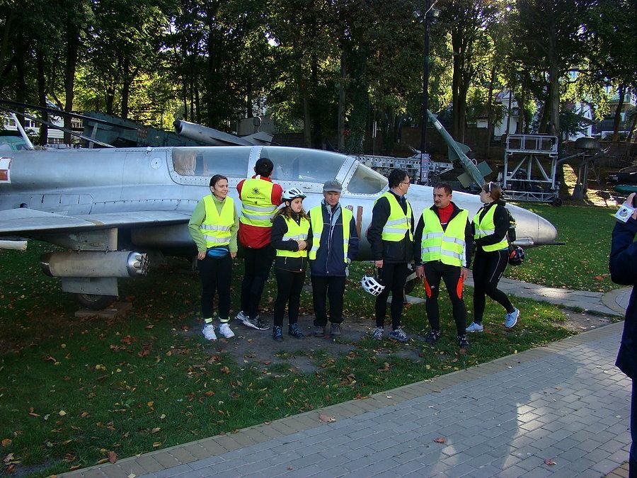 Rajd Gdynia- Toruń Fundacji NNT . Zwiedzanie Muzeum Marynarki Wojennej w Gdyni. Pamiatkowe fotki z eksponatami