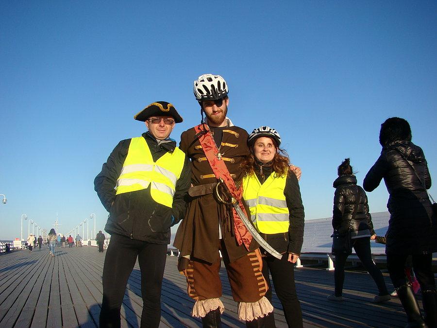 Rajd Gdynia- Toruń Fundacji NNT. Sesja zdjęciowa na molo.Dla spostrzegawczych : co jest nie tak ze strojami fotografowanych osób ?