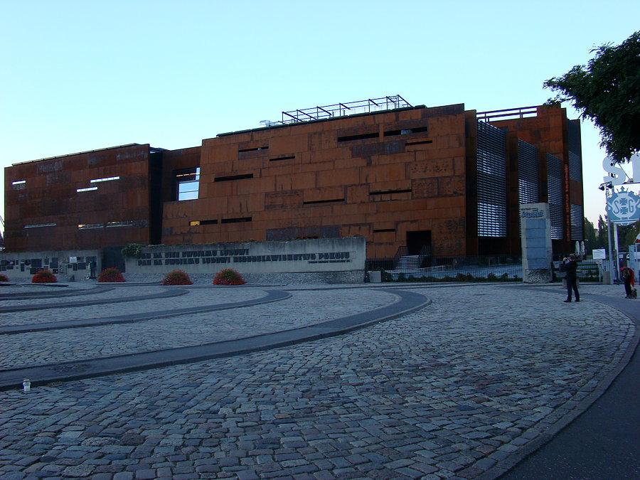 Rajd Gdynia- Toruń Fundacji NNT. Jesteśmy w Gdańsku . Widok na muzeum