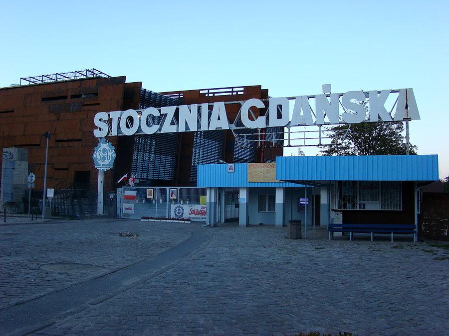 Rajd Gdynia- Toruń Fundacji NNT. Jesteśmy w Gdańsku. Pamiątkowa brama stoczni