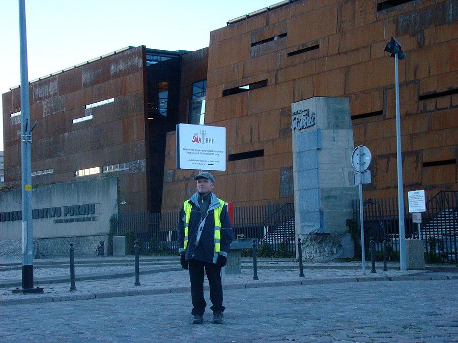 Rajd Gdynia- Toruń Fundacji NNT. Jesteśmy w Gdańsku.Arek na tle muzeum