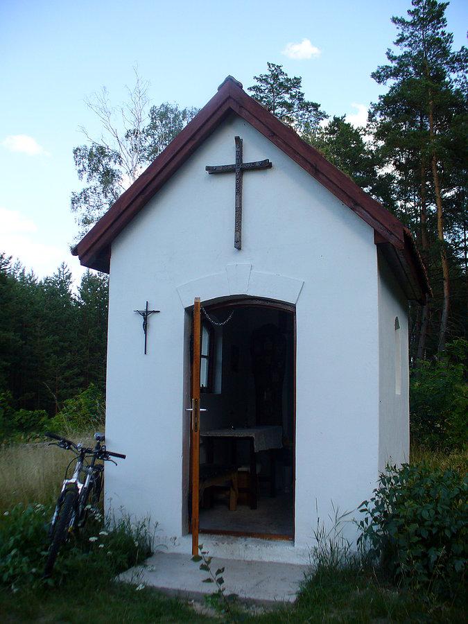 Kapliczka w Bromierzyku. Kampinoski PN
