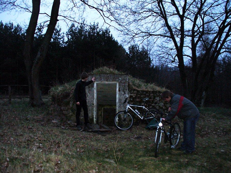 Fundamenty, piwnice - tyle zostało z wysiedlonych wsi. Szymanówek/Korfowe. Kampinoski PN