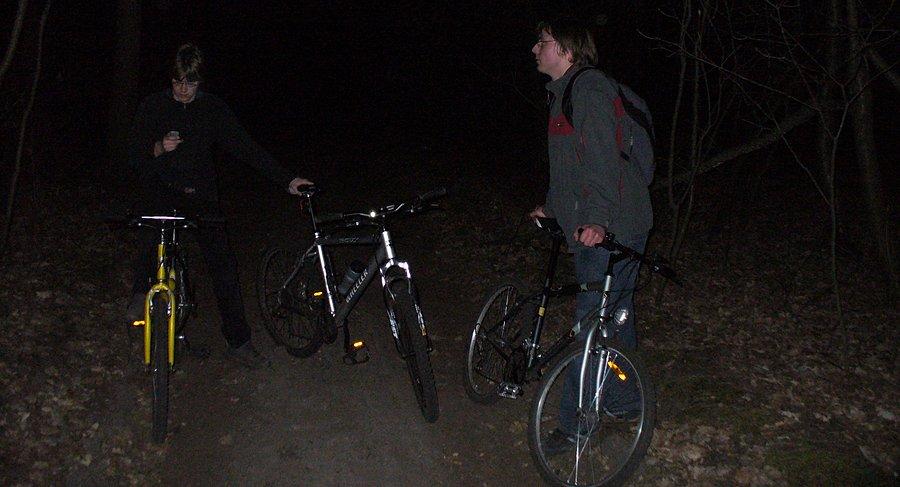 Jak to jest zabłądzić nocą w lesie bez oświetlenia? Mniej więcej tak