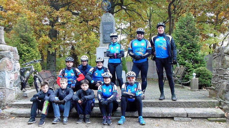 Wspólna fotka przy lapidarium w Cisewie