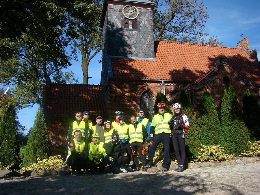 Rajd Gdynia Toruń z Fundacją NNT. Dzień drugi - wspólne zdjęcie pod kościółkiem gdzieś w drodze
