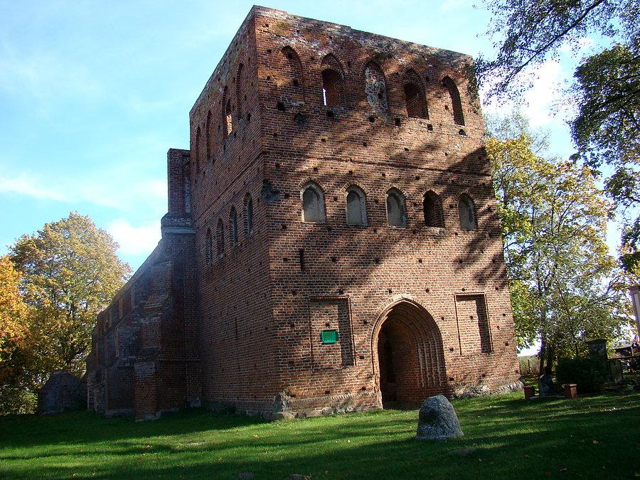 Rajd Gdynia Toruń z Fundacją NNT. Dzień drugi - zabytkowe ruiny kościoła