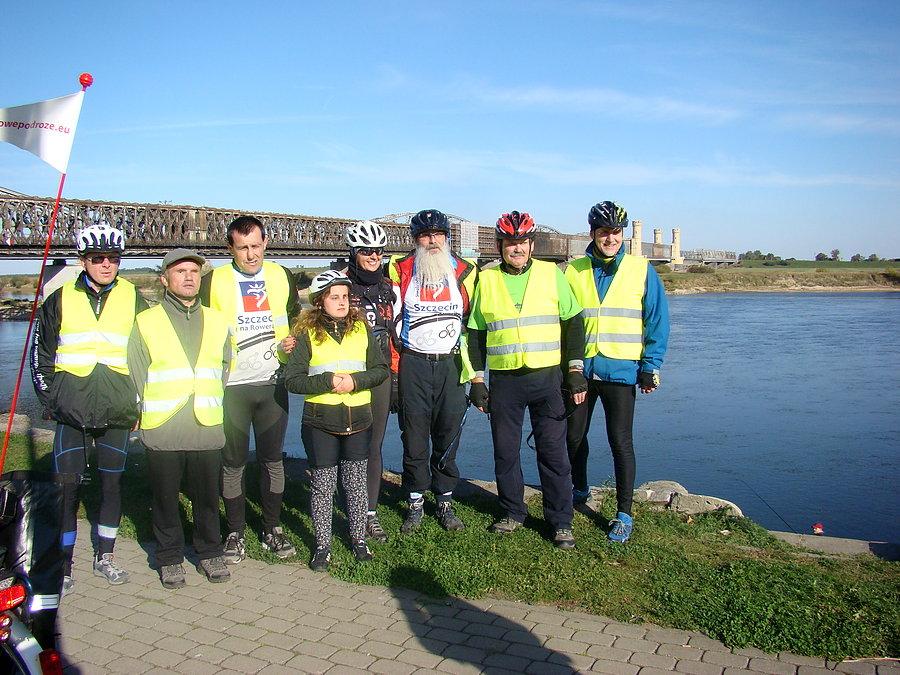 Rajd Gdynia Toruń z Fundacją NNT. Dzień drugi - Pamiatkowe zdjęcie w Tczewie z widokiem na słynny most