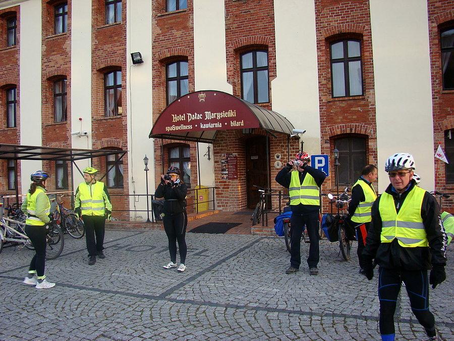 Rajd Gdynia Toruń z Fundacją NNT. Dzień drugi - pod hotelem przy zamku w Gniewie
