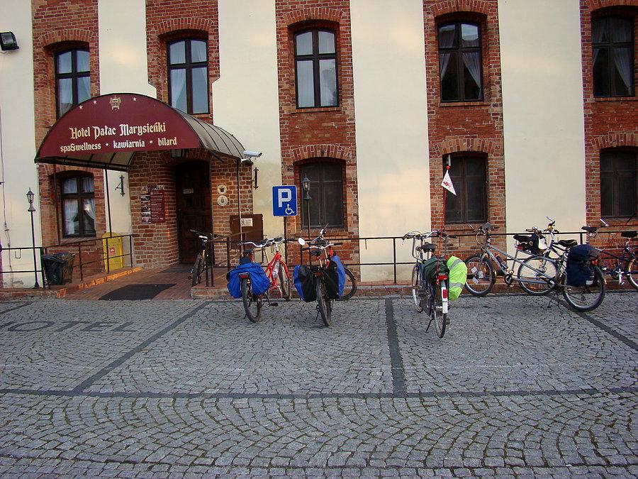 Rajd Gdynia Toruń z Fundacją NNT. Dzień drugi - nasze rumaki na wzgórzu w Gniewie