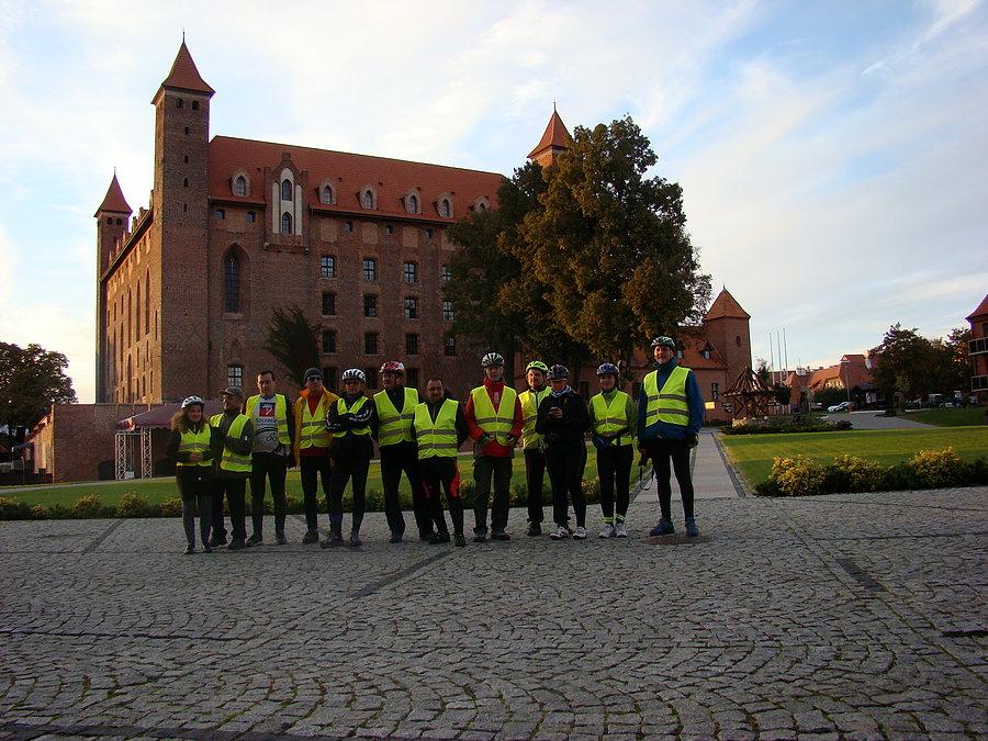 Rajd Gdynia Toruń z Fundacją NNT. Dzień drugi - wspólne zdjecie na tle zamku w Gniewie